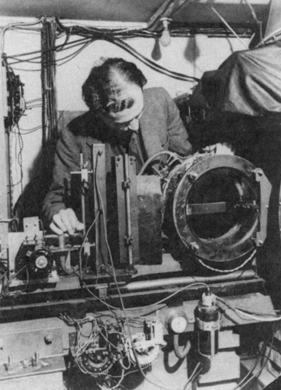 Clifford Butler adjusting the V-particle cloud chamber at Manchester